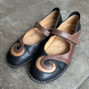 Spring Step Black Swirl Flats